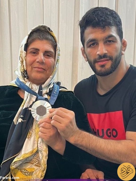 (عکس) هدیه جالب حسن یزدانی به مادرش