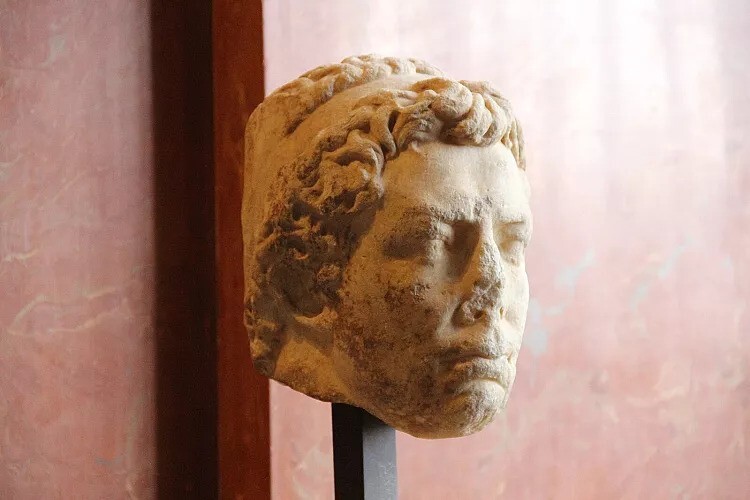چرا بسیاری از مجسمه‌های روم باستان بدون سر هستند؟