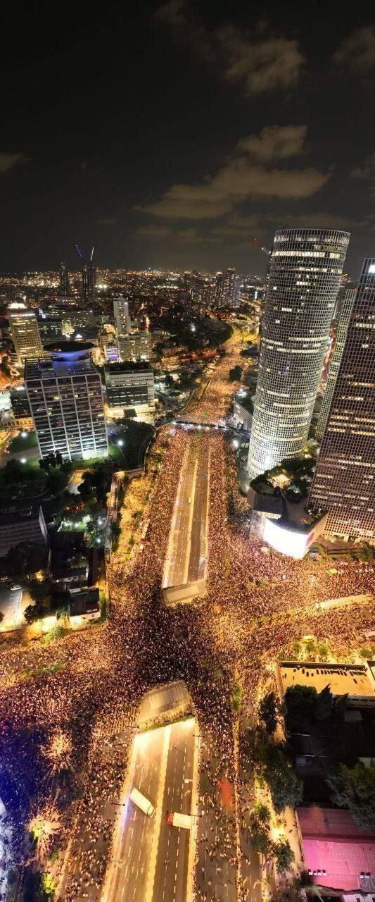 تصویری از تظاهرات شب گذشته تل‌آویو