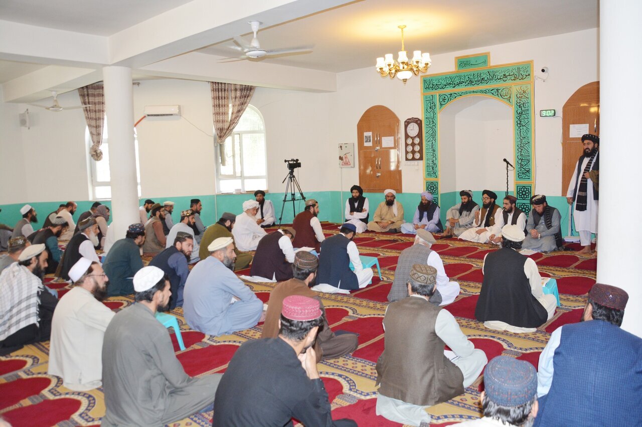 (تصویر) عکسی از امتحان دینی کارکنان طالبان!