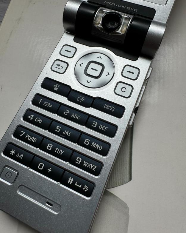 (تصاویر) سونی اریکسون Z۸۰۰i: نمایه‌ای از تفاوت ها!