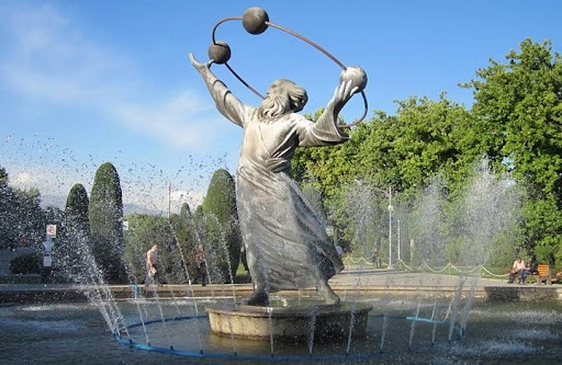 دانشمند ایرانی که هزار سال پیش دیدگاهی مشابه اینشتین داشت