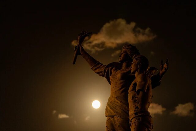 تصاویر ماه‌گرفتگی بامداد چهارشنبه در کشورهای جهان