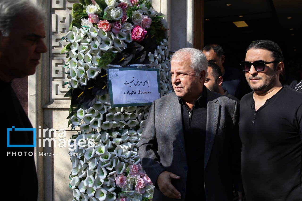 تصویری از تاج گل ارسالی قالیباف برای خداداد عزیزی