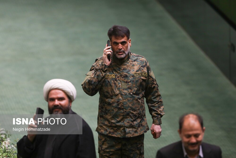 (تصویر) پوشش جالب نماینده مجلس در صحن علنی