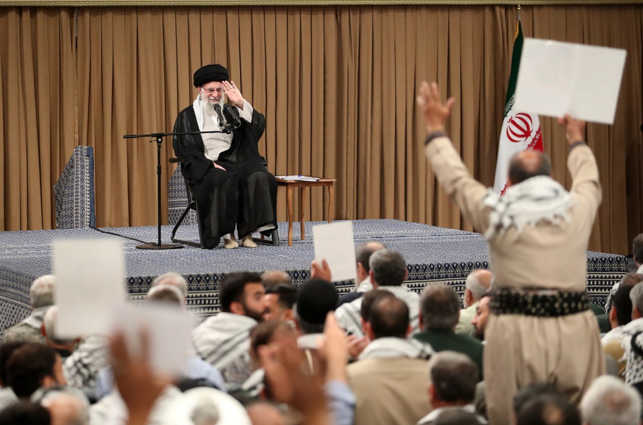 (تصویر) قاب ویژه از دیدار پیشکسوتان دفاع مقدس با رهبر انقلاب