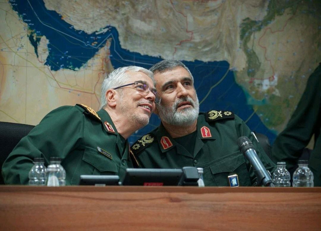 تصویری از سردار باقری و سردار حاجی‌زاده در مرکز کنترل و فرماندهی عملیات وعده صادق ۲