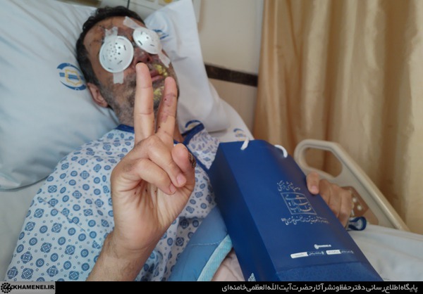 (تصاویر) عیادت فرزندان رهبر انقلاب از مجروحان لبنانی و رزمندگان حزبالله (تصاویر) عیادت فرزندان رهبر انقلاب از مجروحان لبنانی و رزمندگان حزبالله