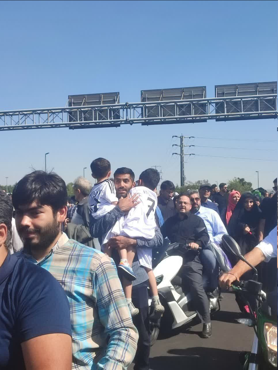 (عکس) بازیکن سابق پرسپولیس در نماز جمعه