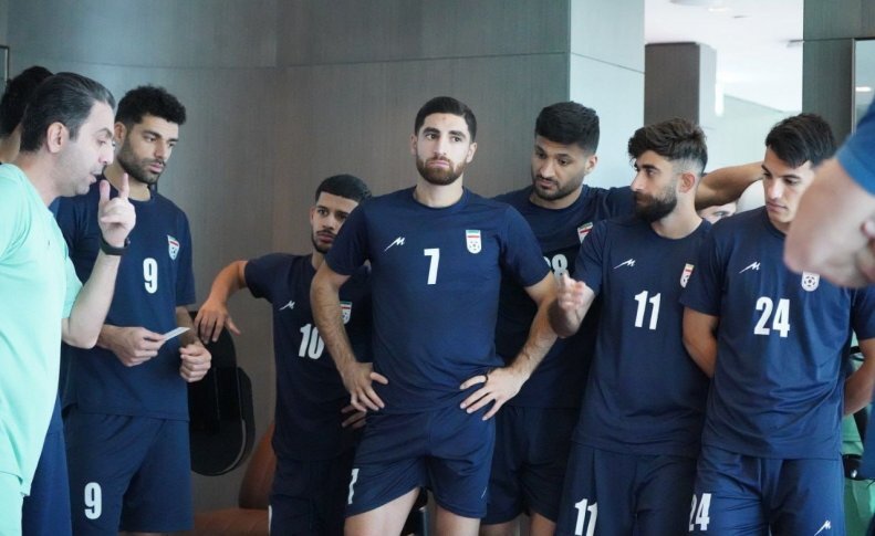 (عکس) تنهایی جهانبخش در جمع بازیکنان تیم ملی (عکس) تنهایی جهانبخش در جمع بازیکنان تیم ملی