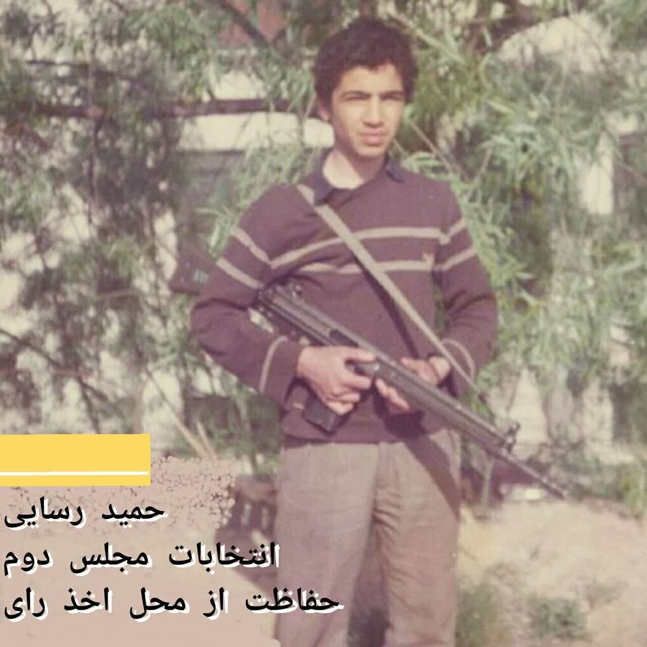 عکسی از حمید رسایی با اسلحه‌ای در دست