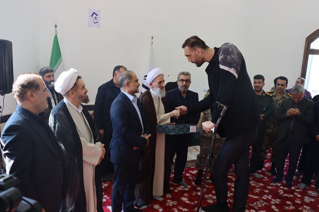 (عکس) جدیدترین تصویر از حسن یزدانی با کتف بند و دست بسته!