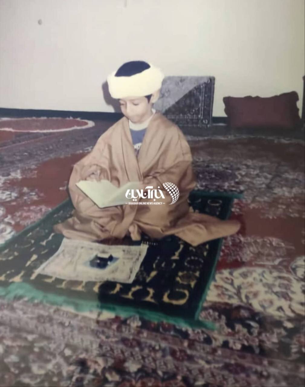 (عکس) تصویر زیبایی از مهدی قایدی در حال نیایش با لباس سنتی