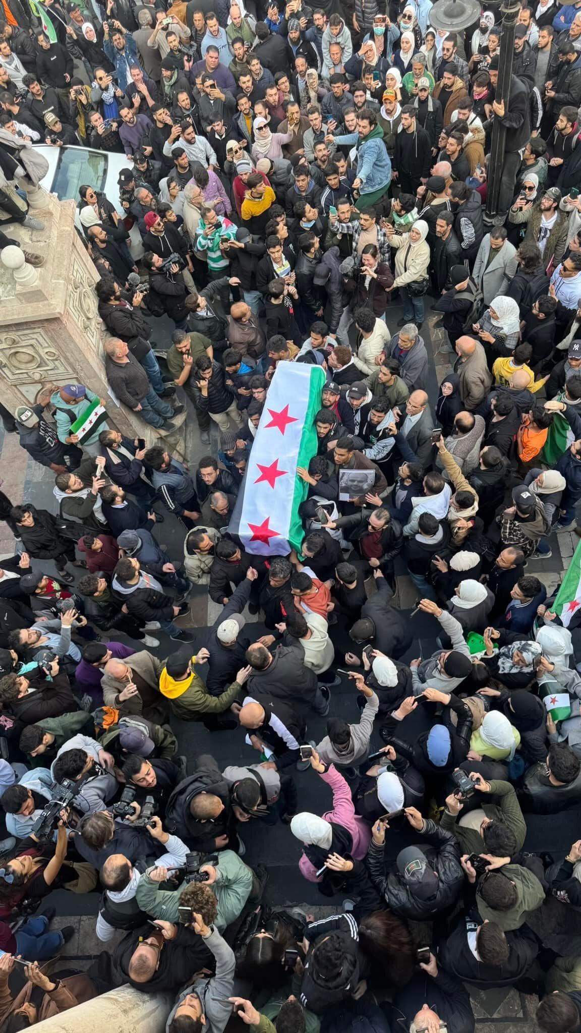 (ویدئو) تشییع جنازه مازن حماده، مخالف سرشناس بشار اسد (ویدئو) تشییع جنازه مازن حماده، مخالف سرشناس بشار اسد