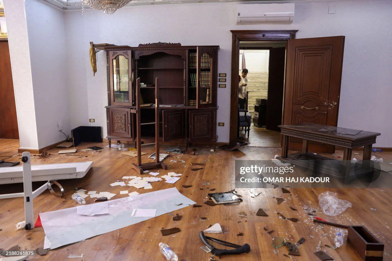 (تصاویر) تعرض گروهی از عناصر مسلح به سفارت ایران در دمشق