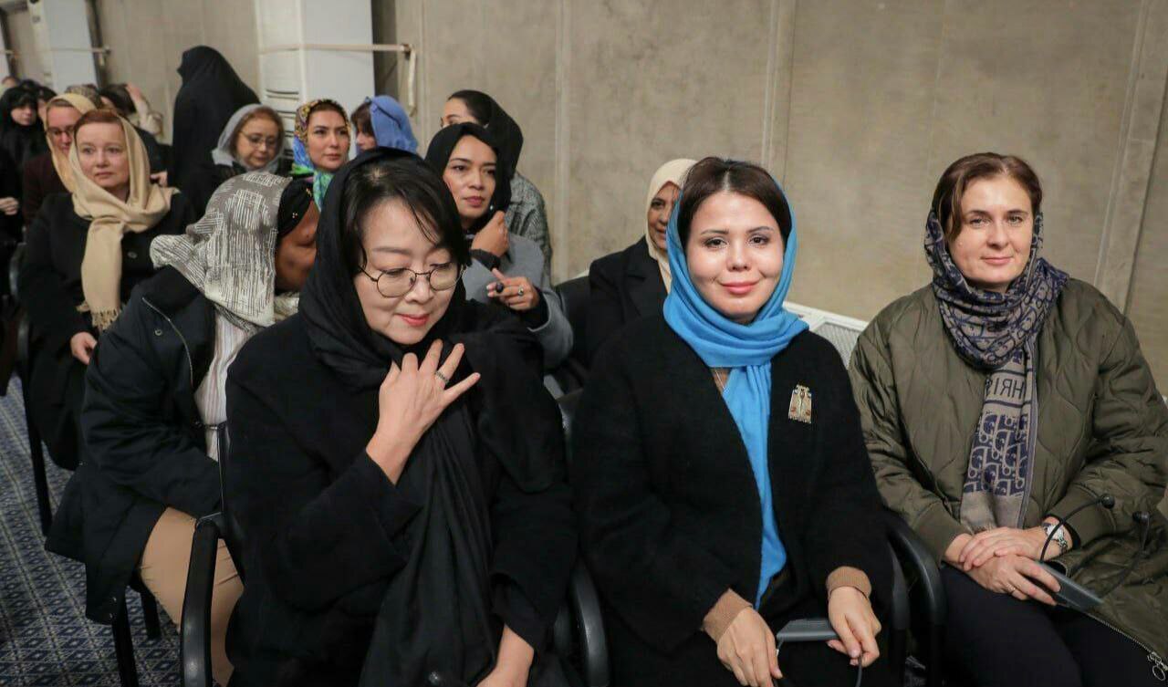 (تصویر) حضور جمعی از بانوان غیرایرانی با حجابی متفاوت در دیدار امروز جمعی از بانوان با رهبری