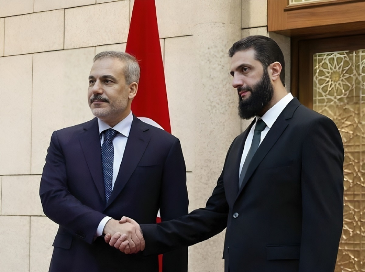 از قذافی با لباس سنتی تا جولانی با کراوات؛ رهبرانی که به مرورظاهرشان عوض شد