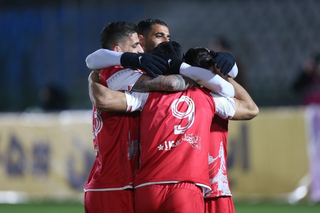 قرمزها با ۵ گل روی ابرها؛ کریم زنجیر از پای پرسپولیسی‌ها درآورد
