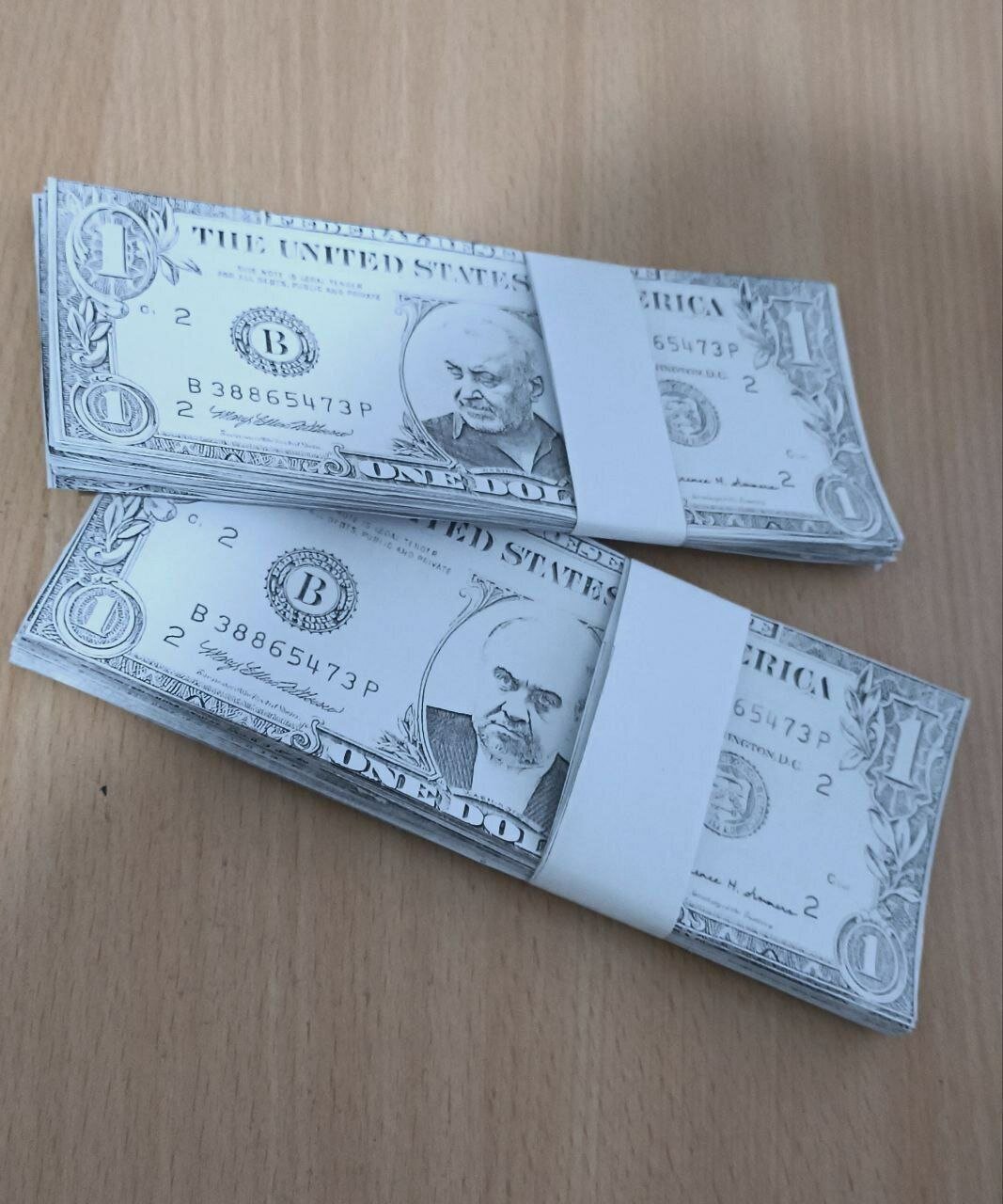 (عکس) دلارهایی با تصور وزیر سابق جمهوری اسلامی ایران