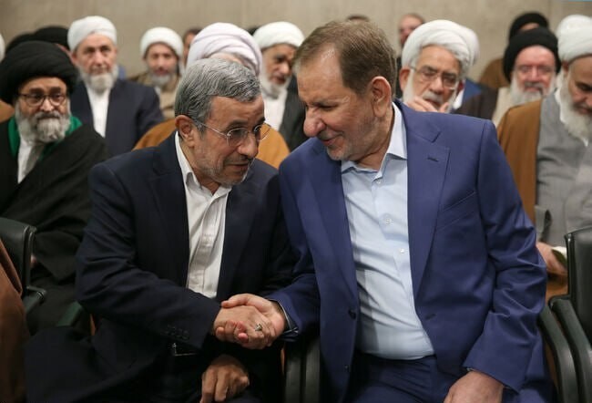 (تصویر) خوش‌وبش احمدی‌نژاد و جهانگیری در حاشیه دیدار مسئولان نظام با رهبر انقلاب