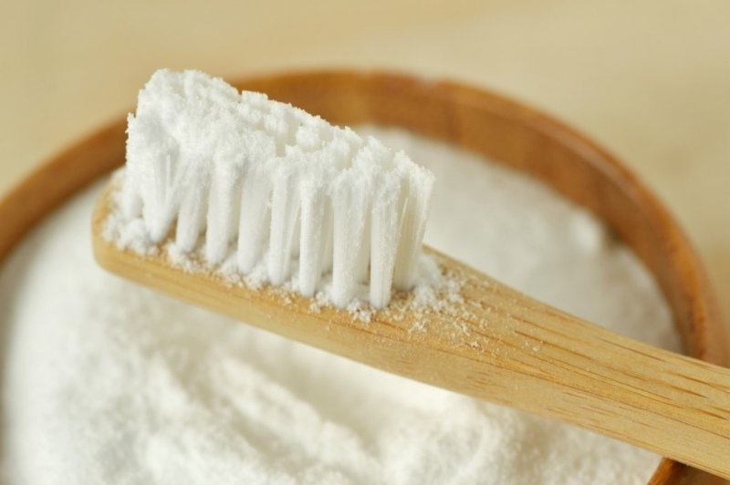 آیا مسواک زدن با جوش شیرین بی‌خطر است؟ / ترجمه
