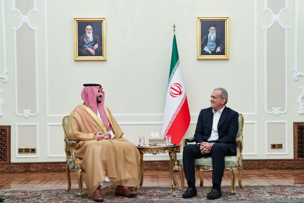 تصویر؛ دیدار وزیر دفاع عربستان با پزشکیان