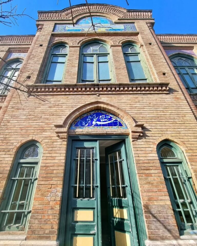 ساختمان دبیرستانی که در حد یک کاخ سلطنتی زیبا است