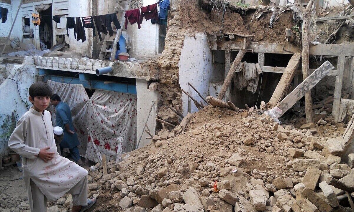 (ویدئو) اولین تصاویر از زلزله ۷/۷ ریشتری پاکستان؛ لحظه لرزیدن پنکه خانگی