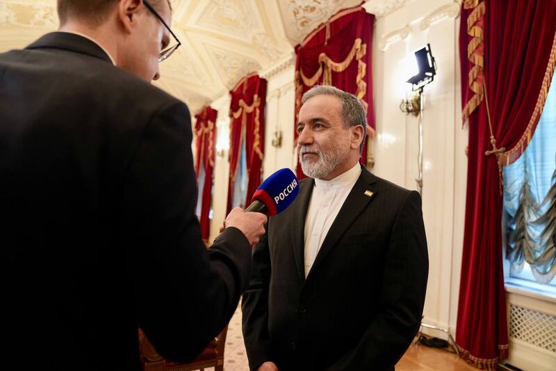 عراقچی و خبرنگار